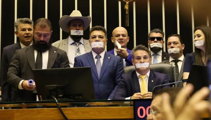© José Cruz/Agência Brasil Oposição ocupa plenários por anistia a 8/1 e impeachment de Moraes